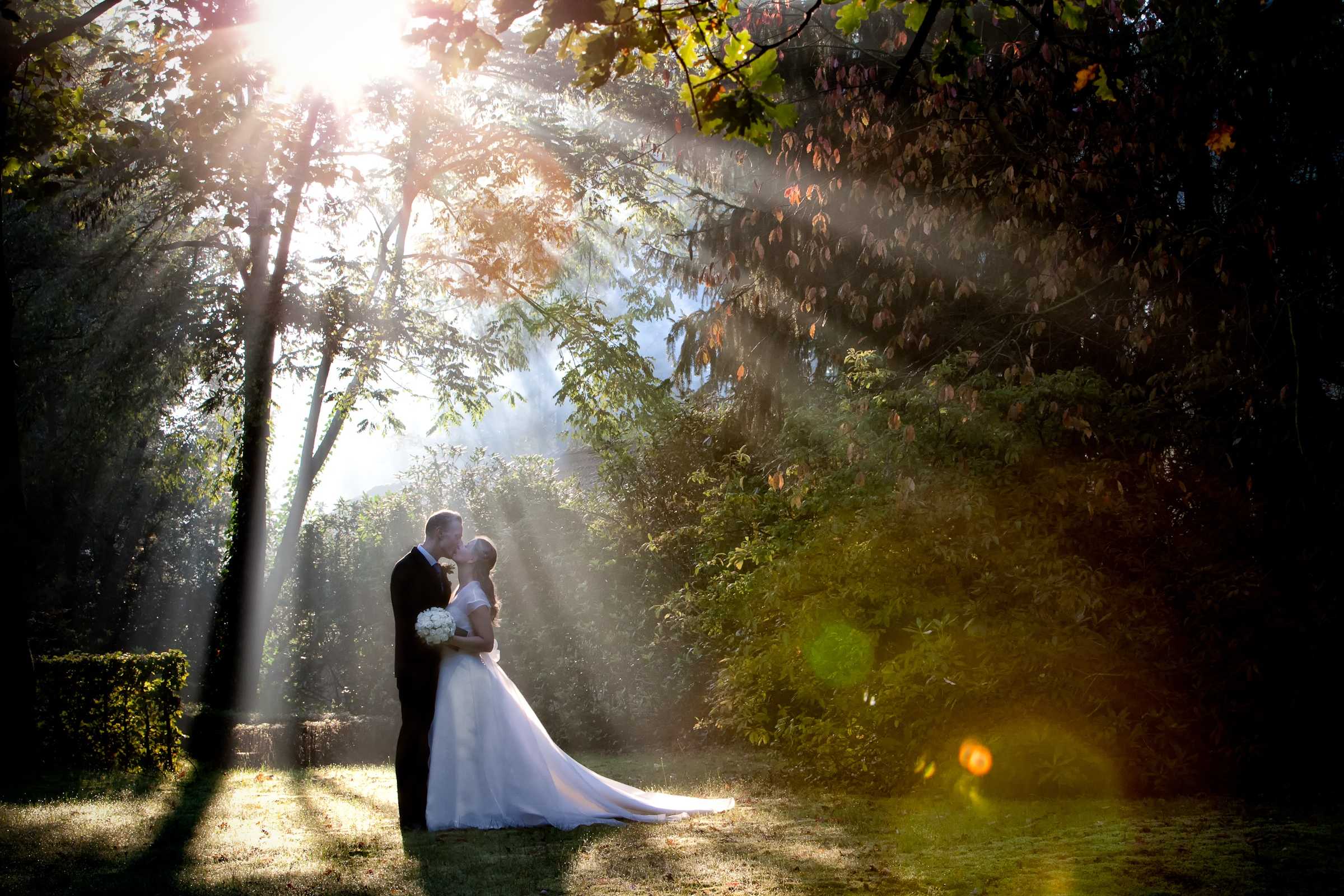Tying the knot under the rays of the sun - Wedding Photography http://fotografieLuna.be